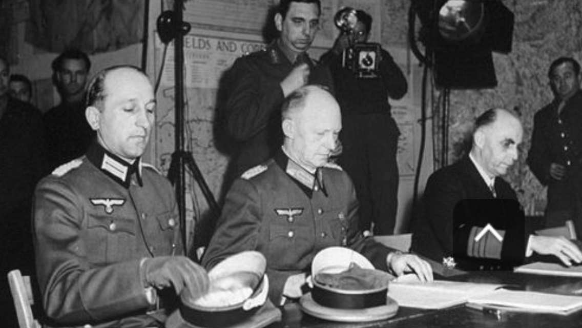 Генерал Йодль подписывает капитуляцию Германии в Реймсе 7 мая 1945 года Генерал Йодль подписывает капитуляцию Германии в Реймсе 7 мая 1945 года